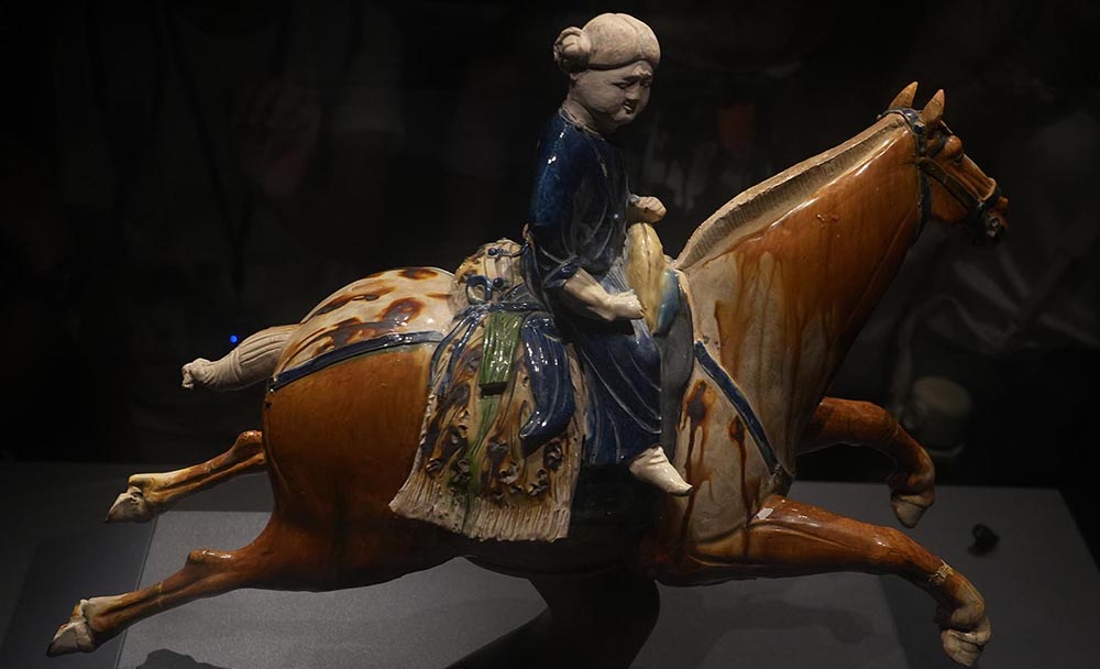 西安博物院唐代三彩腾空马