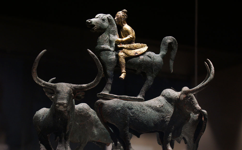 四牛鎏金骑士铜贮贝器